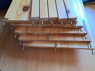 Estantería de madera de pino