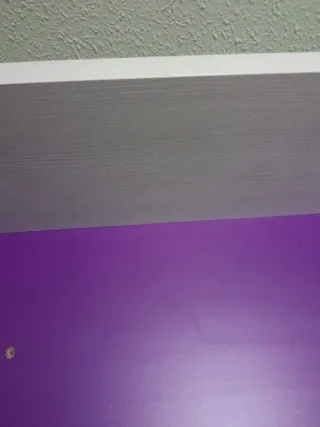 Estantería de pared para colgar morada y blanca