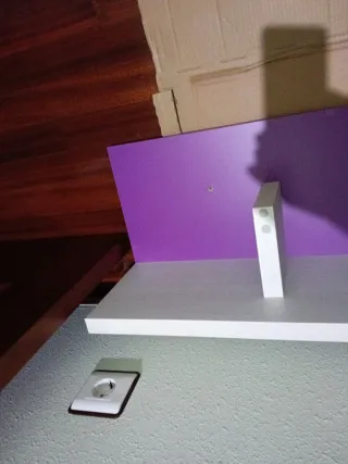 Estantería de pared para colgar morada y blanca