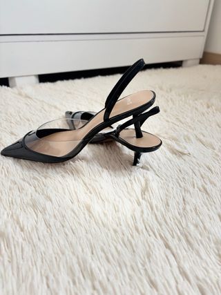 Salto elegante preto com  Etiqueta