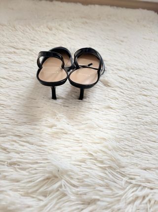 Salto elegante preto com  Etiqueta