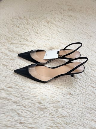 Salto elegante preto com  Etiqueta