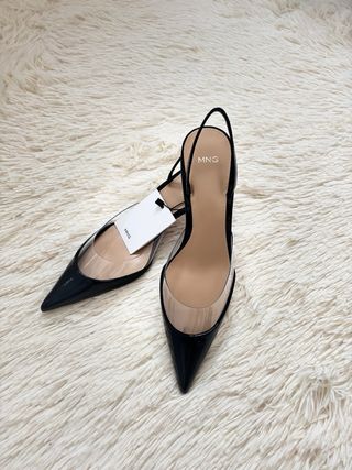 Salto elegante preto com  Etiqueta