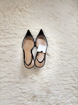 Salto elegante preto com  Etiqueta