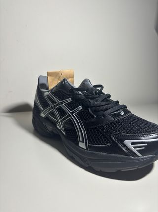ASICS Gel-1130 Negro y plateado. Totalmente nuevas