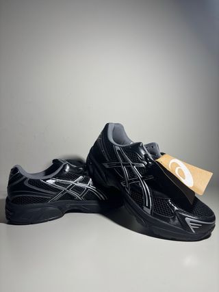 ASICS Gel-1130 Negro y plateado. Totalmente nuevas