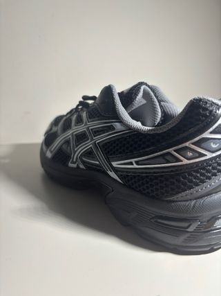 ASICS Gel-1130 Negro y plateado. Totalmente nuevas