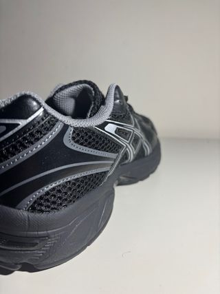 ASICS Gel-1130 Negro y plateado. Totalmente nuevas