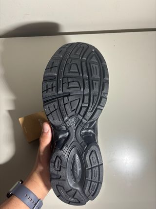 ASICS Gel-1130 Negro y plateado. Totalmente nuevas