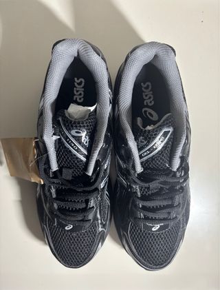 ASICS Gel-1130 Negro y plateado. Totalmente nuevas