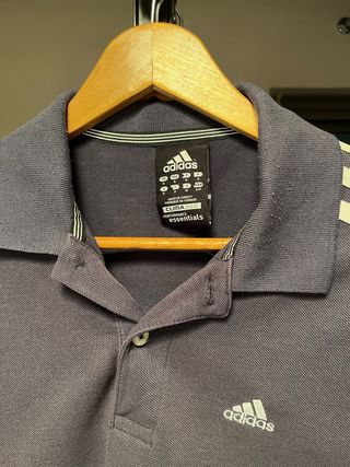 Polo Adidas azul.