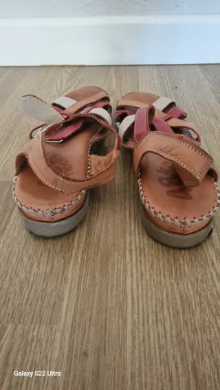 Sandalias de piel multicolor marca 48 horas .