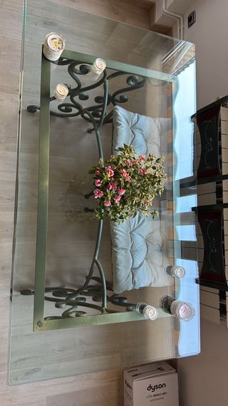 Mesa Comedor Cristal y Metal Forjado y sillas.