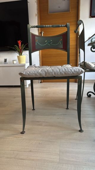 Mesa Comedor Cristal y Metal Forjado y sillas.