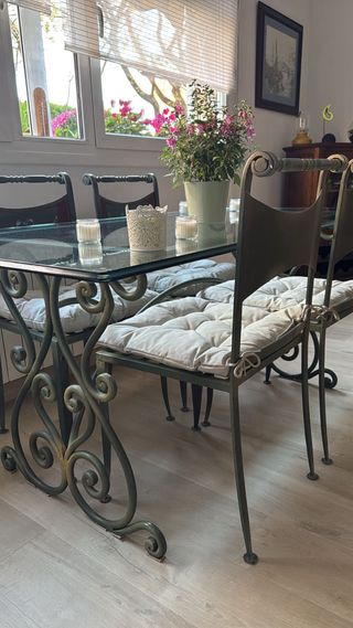 Mesa Comedor Cristal y Metal Forjado y sillas.
