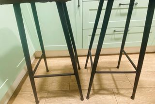 Taburetes altos de cuero y metal