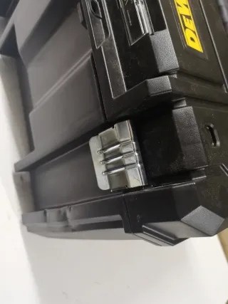 Maletin dewalt tstak VI con un pequeño golpe