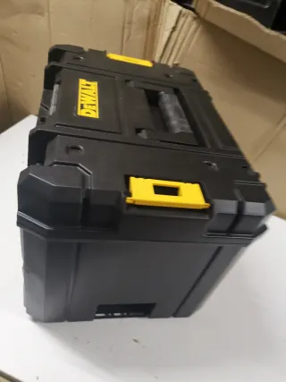 Maletin dewalt tstak VI con un pequeño golpe