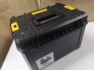 Maletin dewalt tstak VI con un pequeño golpe