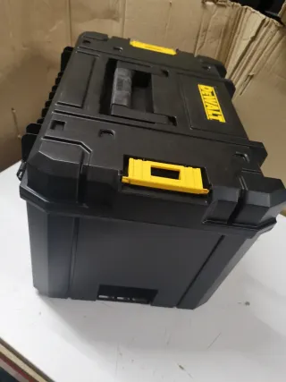 Maletin dewalt tstak VI con un pequeño golpe