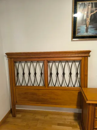 Juego de Mesitas de Nochw, cabecero y comoda.