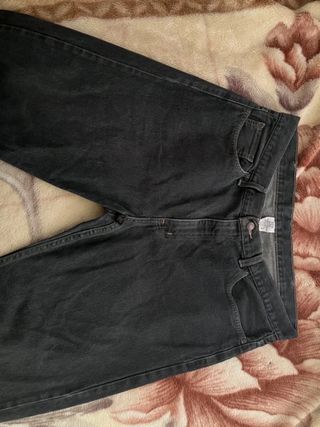 Pantalón vaquero gris oscuro