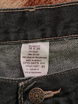 Pantalón vaquero gris oscuro