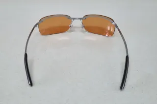 Gafas de sol naranjas y plateadas