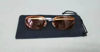 Gafas de sol naranjas y plateadas