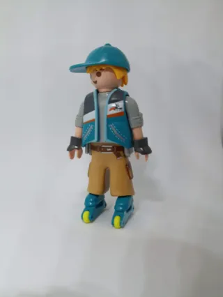 Playmobil chico patines y gorra