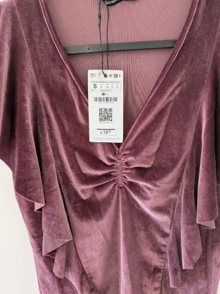 Blusa terciopelo morada nueva de Stradivarius