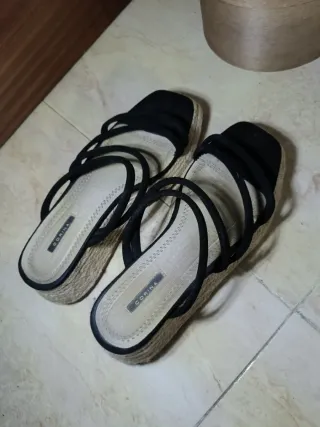 Sandalias Corina cuña esparto beige y negro