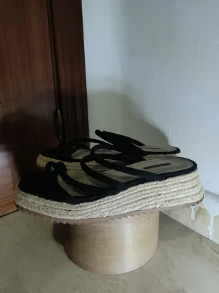 Sandalias Corina cuña esparto beige y negro