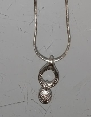 Colgante plateado con circonita