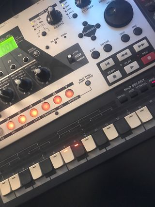 Roland MC-307 Groovebox Sintetizador