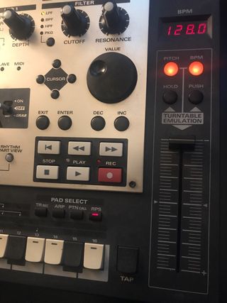 Roland MC-307 Groovebox Sintetizador