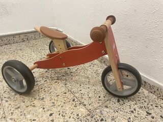 Triciclo de madera de niño