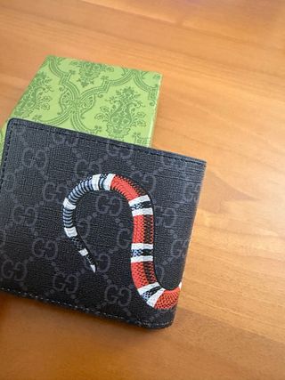 Portafoglio nero con serpente