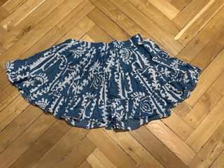 Falda corta azul con pompones