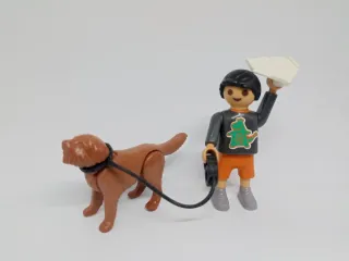 Playmobil niño paseando perro con correa
