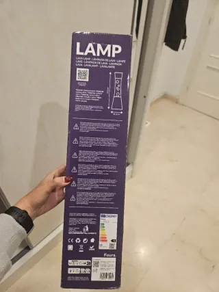 Lámpara de lava púrpura y negra