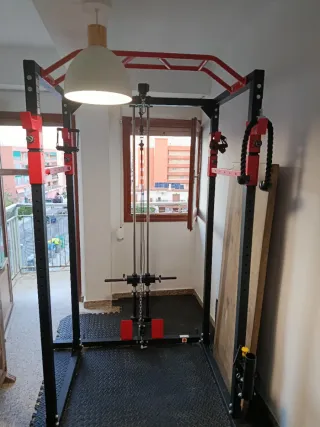 Rack completo para gimnasio con polea y discos