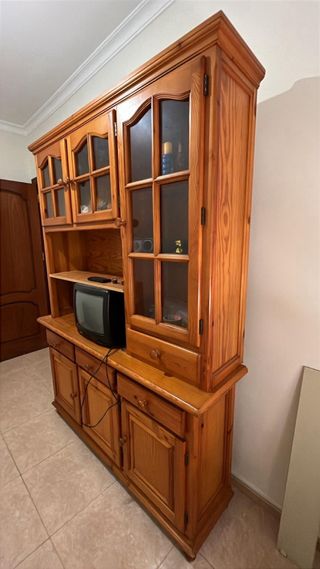 Mueble de comedor de madera y cristal