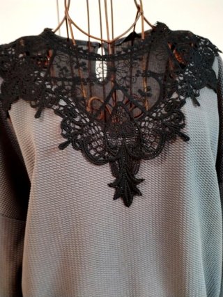 Maglia grigia con pizzo nero