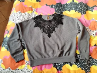 Maglia grigia con pizzo nero