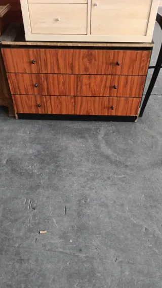Cómoda de madera con 3 cajones