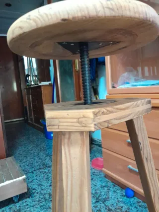 Taburete alto antiguo vintage de madera restaurado