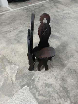 Seggiole rustiche in legno intagliato (2 unità)