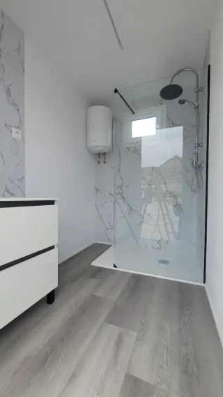 Contenedores marítimos construidos como aseos.