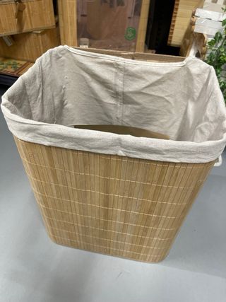 Cesto de roupa em bambu